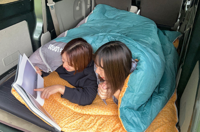 ロゴス「ミニバンピッタリ寝袋・-2 BD」で寝る2人の女性