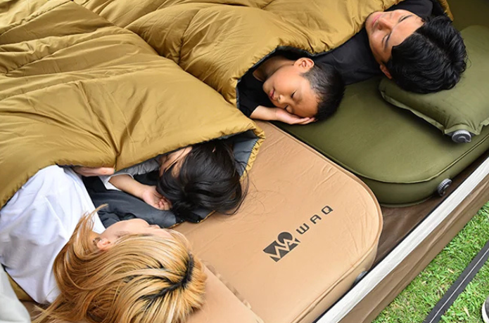 WAQ「DD SLEEPINGBAG ファミリー」で寝る親子