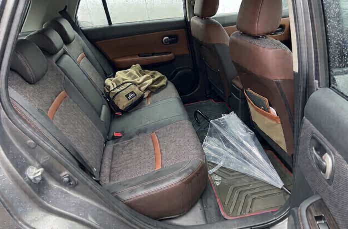 傘の水滴で濡れた車内