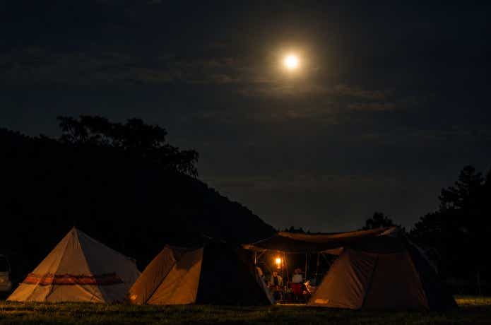 夜のキャンプ場