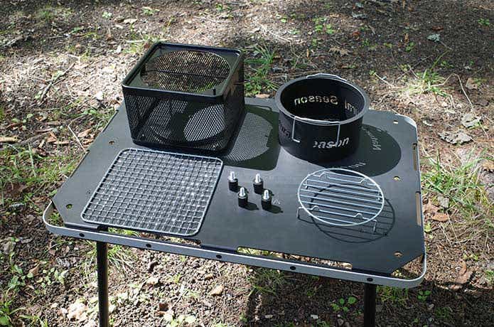 パーツをテーブルに並べたコメリの卓上キューブコンロ