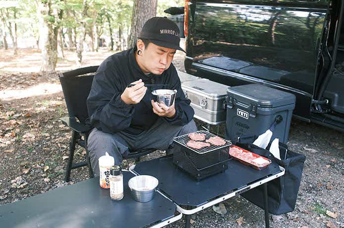 卓上キューブコンロで一人BBQをする男性