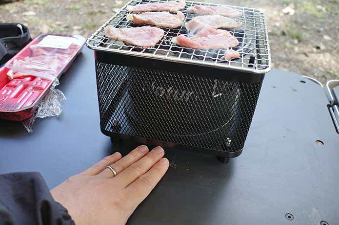 卓上キューブコンロの下を触る手