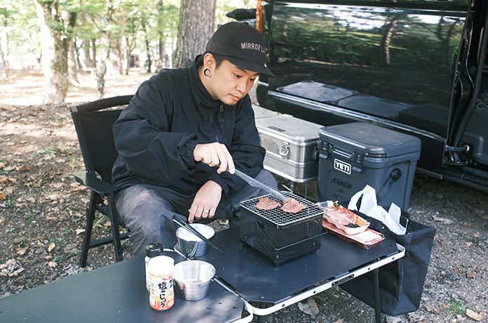 卓上キューブコンロでお肉を焼く男性
