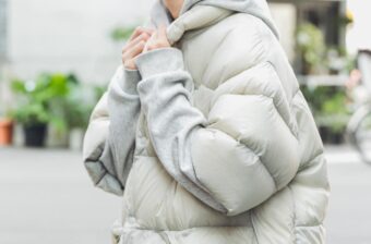 「長袖はもたつく、ベストでは少し寒い」そのワガママに応える“半袖ダウン”5選