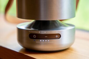 灯りがせり上がる・音楽が流れる・炎が揺れる。夜を彩る「テーブルランタン」18選
