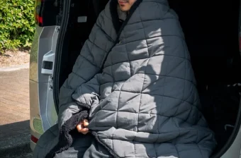 32個のスナップに7層構造も。ひざ掛け以上に“使い倒せる”焚き火ブランケット8選