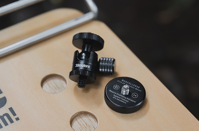 テーブルに置かれたMAGCOLLONとMICRO BALL HEAD MALE(オス)