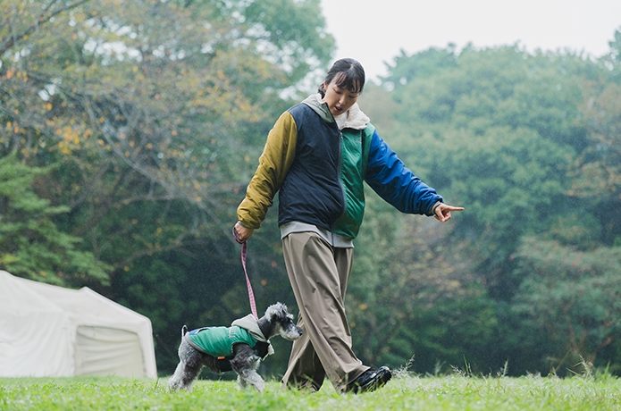 TOREOTTOウェアを着て散歩する女性と愛犬