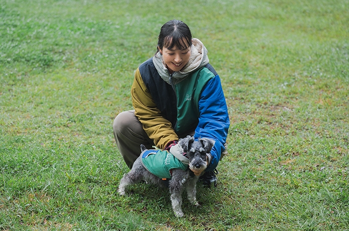 DOGひっくりベストを着た女性と愛犬