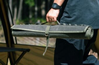 “これ1枚” 車内に置いておけば、キャンプの「めんどくさい…」から助けてくれるかも！【asobito新作】