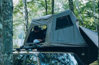 愛車の上で寝る、最高の眺め。でも“設営は簡単”なスノーピーク話題作がカッコいい…！