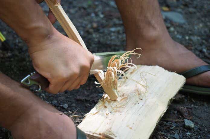 ナイフでフェザースティックを作る